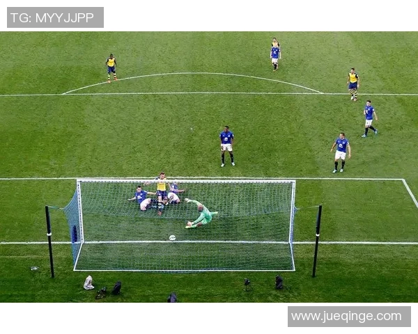 足球巨星过人技巧与犯规瞬间集锦，领略世界球场上的精彩对决与挑战